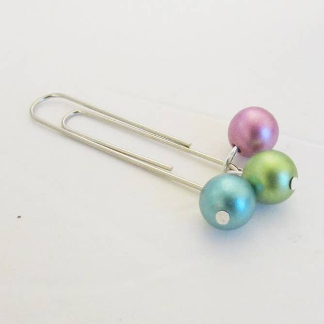 Ciondolo a forma di graffetta tris per la vendita all'ingrosso da parte di Satin Doll & Co.