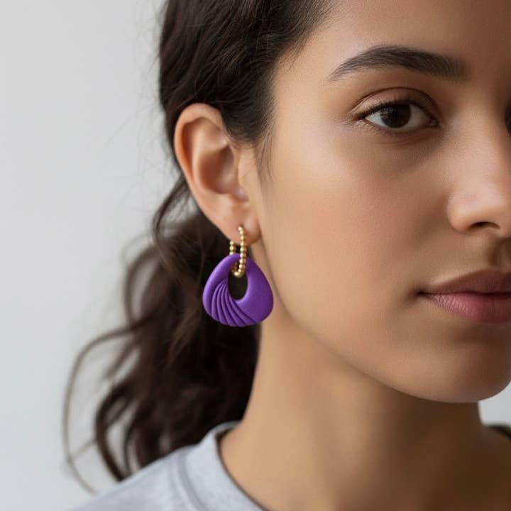 Duestelle Italia - Wholesale Dangle Earrings - Urban Flow - Contemporary gold-plated steel hoop earrings1