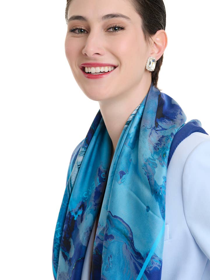Sciarpa premium in seta 100% The Caryatids blu per la vendita all'ingrosso da parte di Fetolia