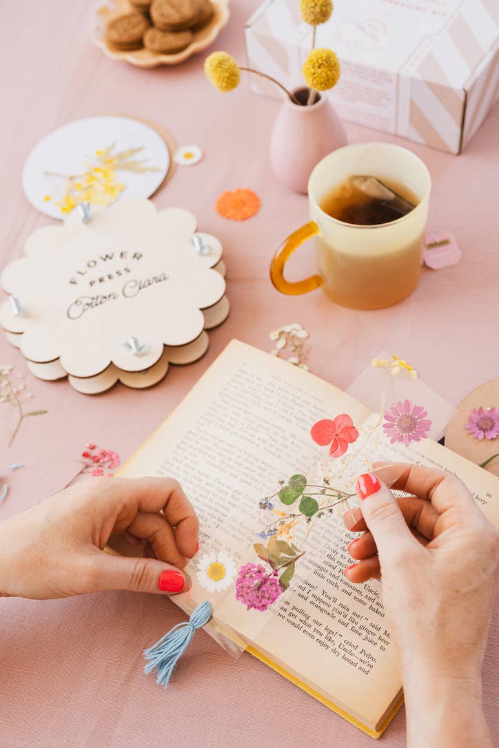 Cotton Clara Craft Kits & Supplies - Vendita all'ingrosso Kit per lavoretti fai da te - Kit per principianti per pressare fiori in legno con design circolare smerlato, strumenti e progetti8