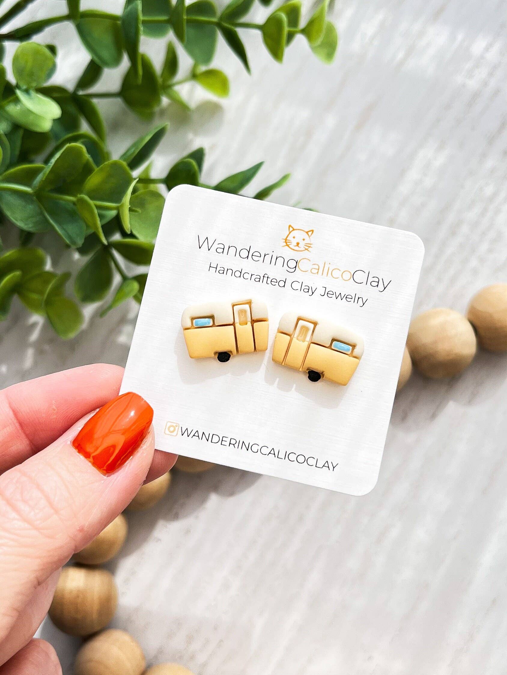 WanderingCalicoClay - Vente Clous d'oreille - Boucles d'oreilles en argile rétro RV Camper - Thème camping en plein air2