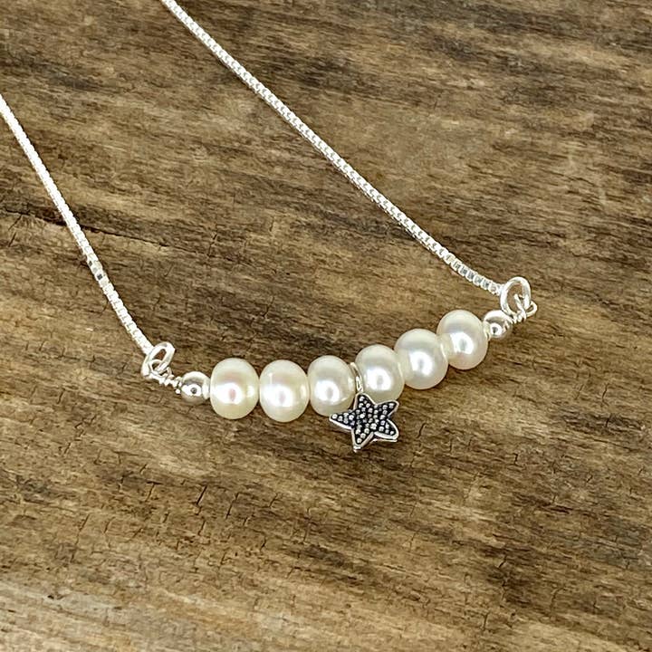 Collana con perle e stelle marine per la vendita all'ingrosso da parte di Jackie Gallagher Designs - Handmade Coastal Jewelry