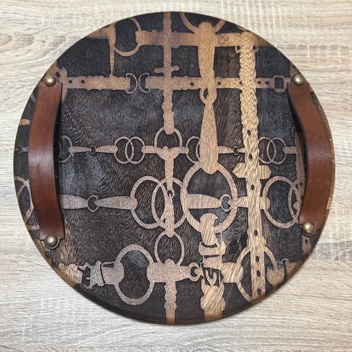 Plateau de charcuterie avec mors gravé et poignée en cuir pour la vente par All Designs Equine