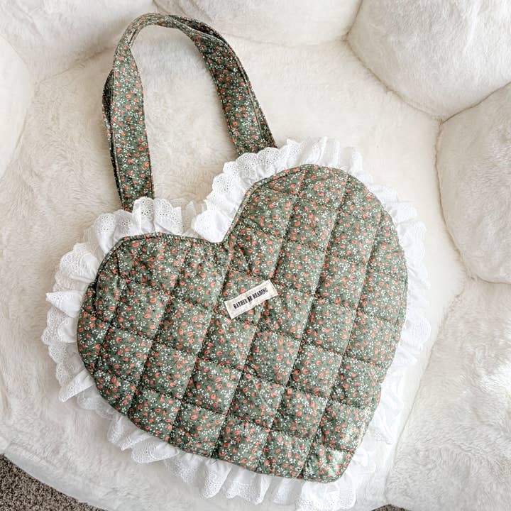 Sac fourre-tout matelassé vert "Rather Be Reading" avec garniture en dentelle à volants pour la vente par The Bean Workshop