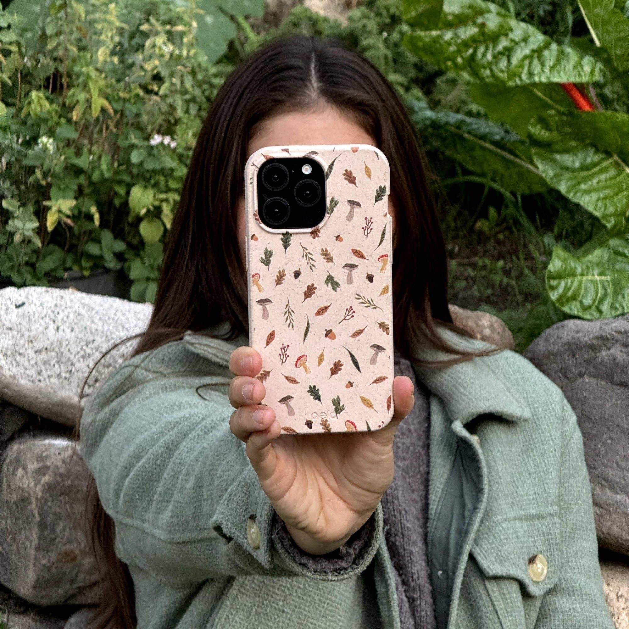 Open Mind Developments Corporation - Venta al por mayor Funda para móvil - Mujer - Funda Seashell Woodland Harvest para iPhone 16 Pro2