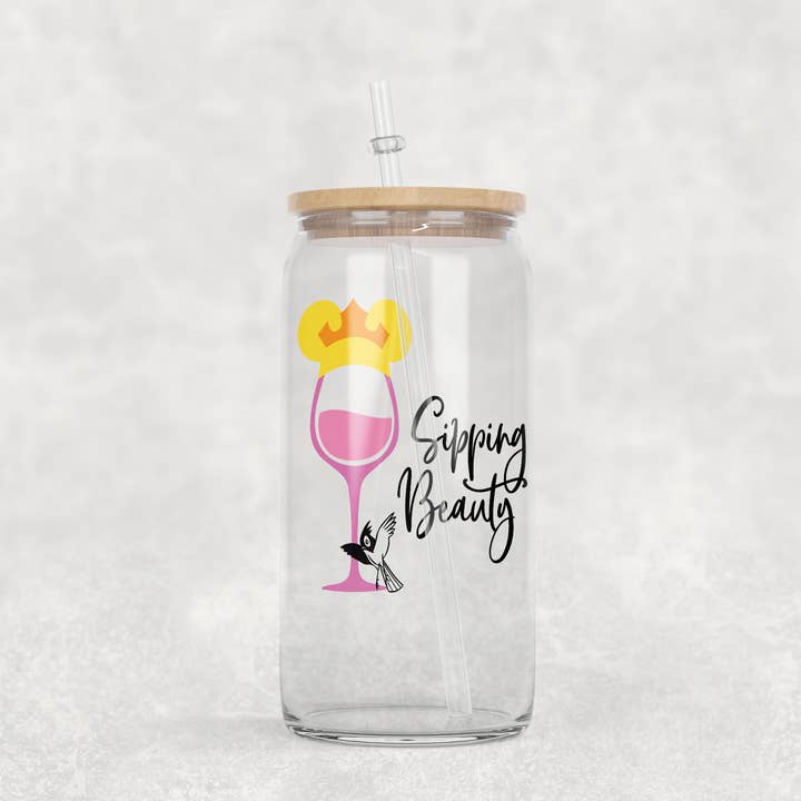 Tasse en verre Sipping Beauty avec paille transparente et couvercle en bambou pour la vente par Smile Graphics and Design