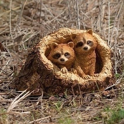 Statue de ratons laveurs Timber Tails pour la vente par Roman