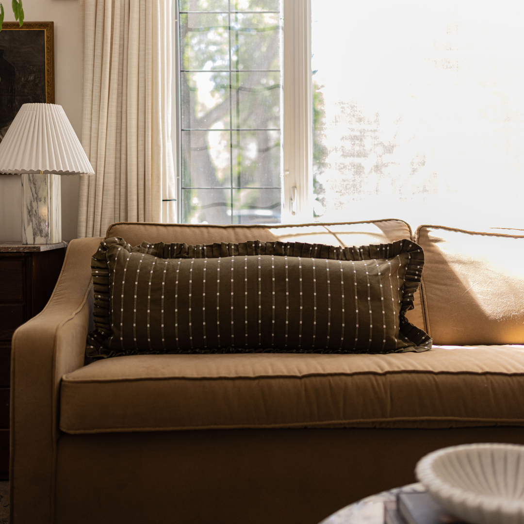 Luxe B Co – wholesale Prydnadskuddfodral – Rynkad bolsterkuddfodral mörk olivgrön broderi1