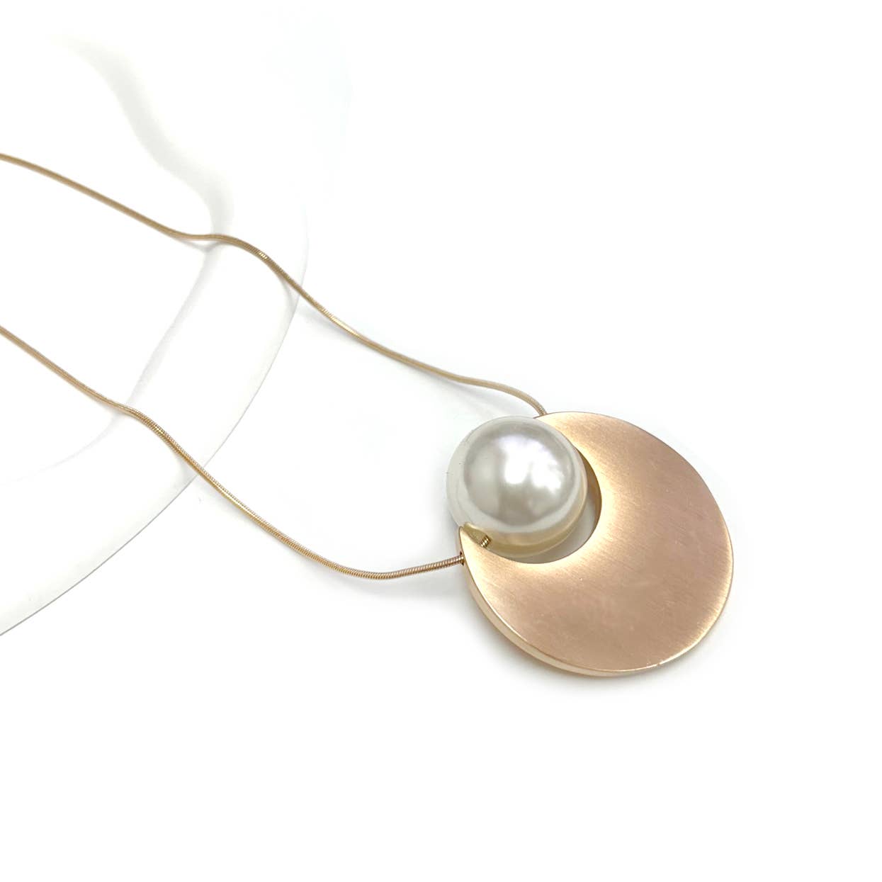 StarryNYC - Vendita all'ingrosso Collana con ciondolo/pendaglio - Collana lunga con mezzaluna con pendente a sfera con placcatura spazzolata1