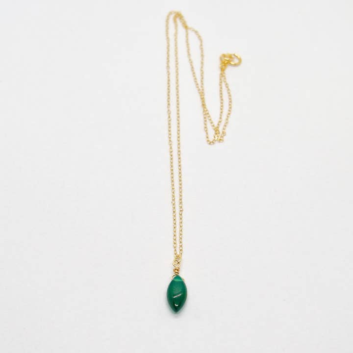 Collier délicat avec pendentif en agate verte pour la vente par Sista Jewelry