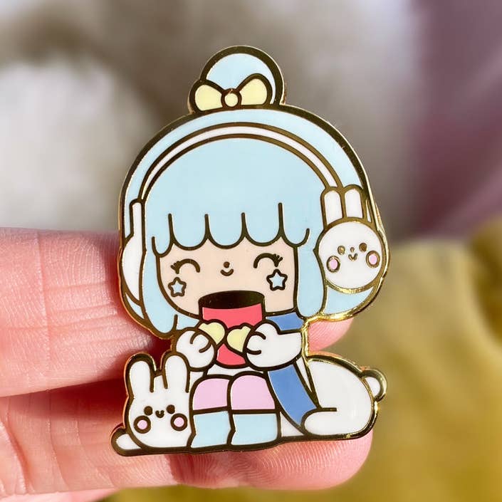 Momiji - Wholesale Lapel Pin/Button - Winter Wonderland Pin0