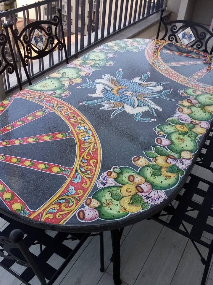 Oval Sicilia Bedda bord med Trinacria – Dekoreret lavasten for engroshandel hos DD Ceramiche Siciliane