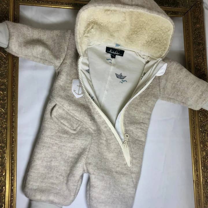 Walkoverall/Walkanzug „Boots-Abenteuer“ – Hellbeige und andere Ergebnisse für deutsche reißverschluss im Großhandel. Kostenlose Rücksendungen und 60-Tage-Zahlungsziel auf Faire im Trend auf Faire.