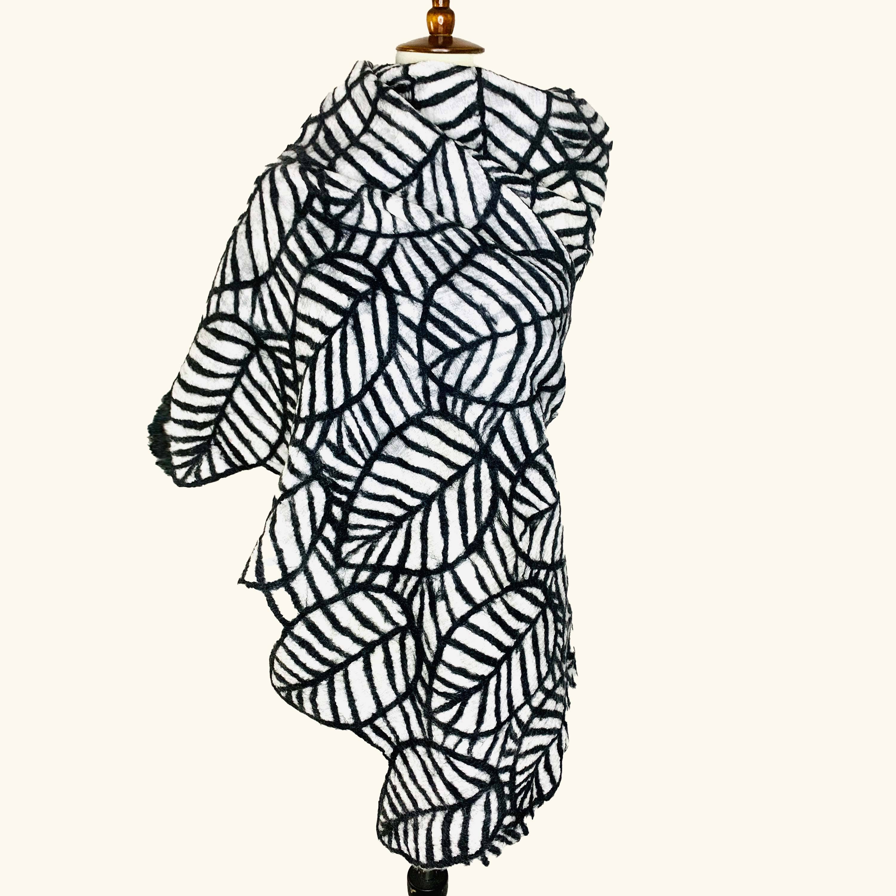 Pomegranate Moon – wholesale Wrap - Dam – Skisserad bladomslag1