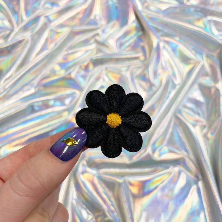The Crafty Engineer - Wholesale Patch - Small Iron-On Daisy Embroidered Patches