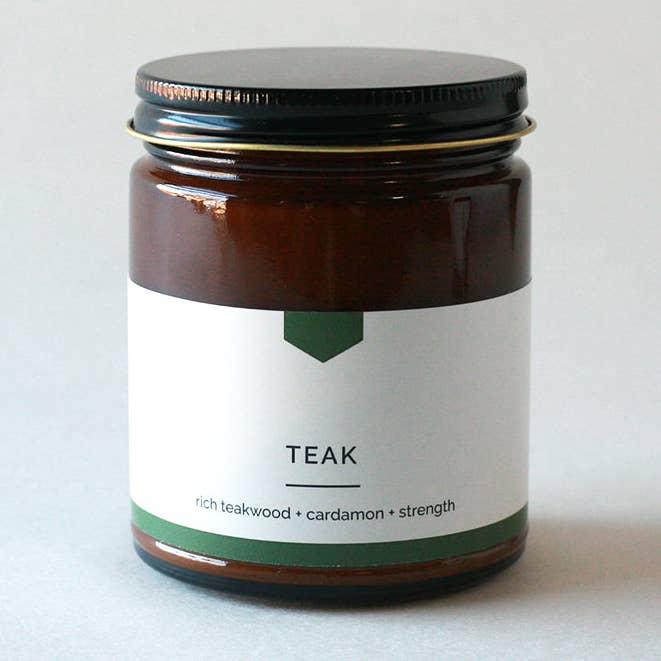 Candela di soia in barattolo d'ambra TEAK - Legno di teak + Cardamomo, versata a mano (9 oz) per la vendita all'ingrosso da parte di Vacant Wheel