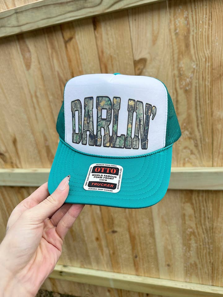 Camo Darlin' Truckerkeps (Flera färgalternativ) för wholesale av Gunpowder and Glam Boutique