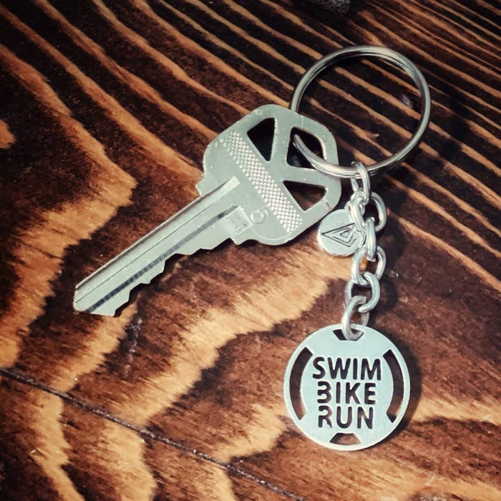 Simcykel kör Triathlon nyckelring för wholesale av ATHLETE INSPIRED, Inc.