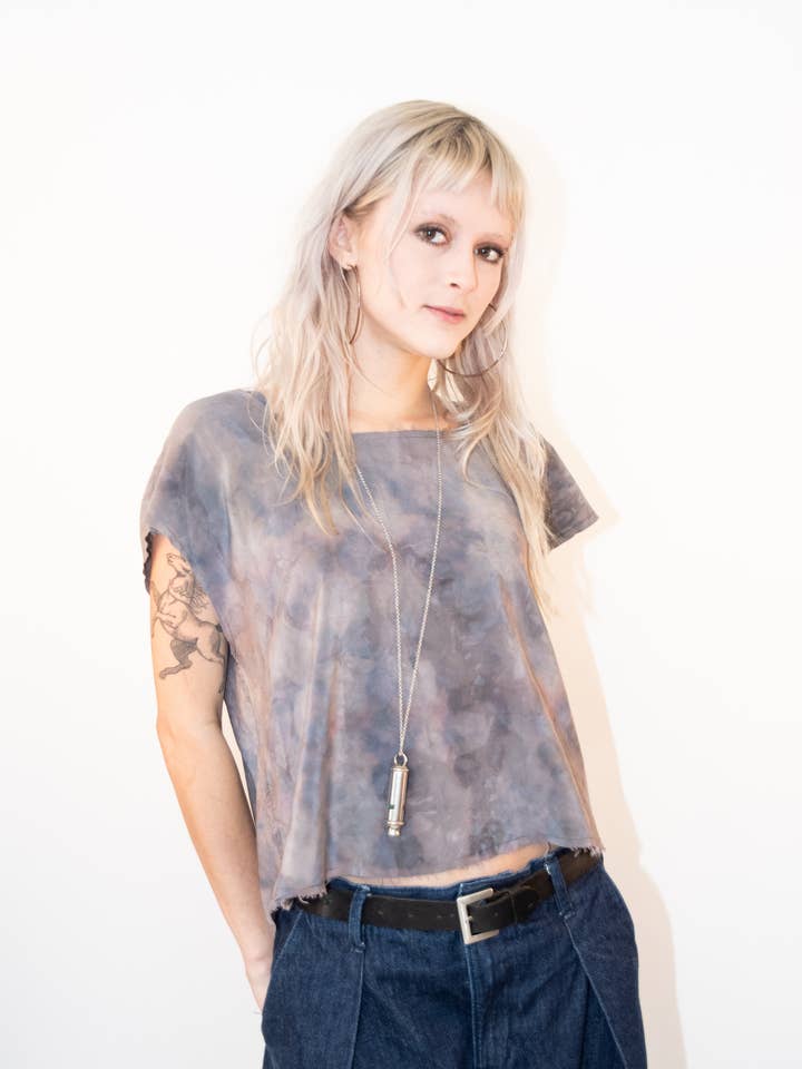 T-shirt ample en soie teint à la glace - Orage pour la vente par Blank Canvas