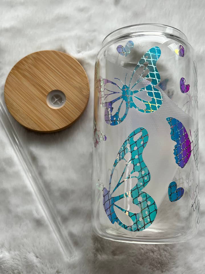 Verre en forme de canette 16oz - Papillon holographique pour la vente par Elation Collective