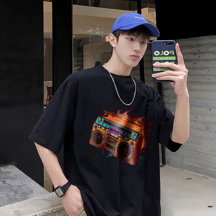 T-shirt unisex musicale con lettore di cassette in fiamme per la vendita all'ingrosso da parte di Emogifts