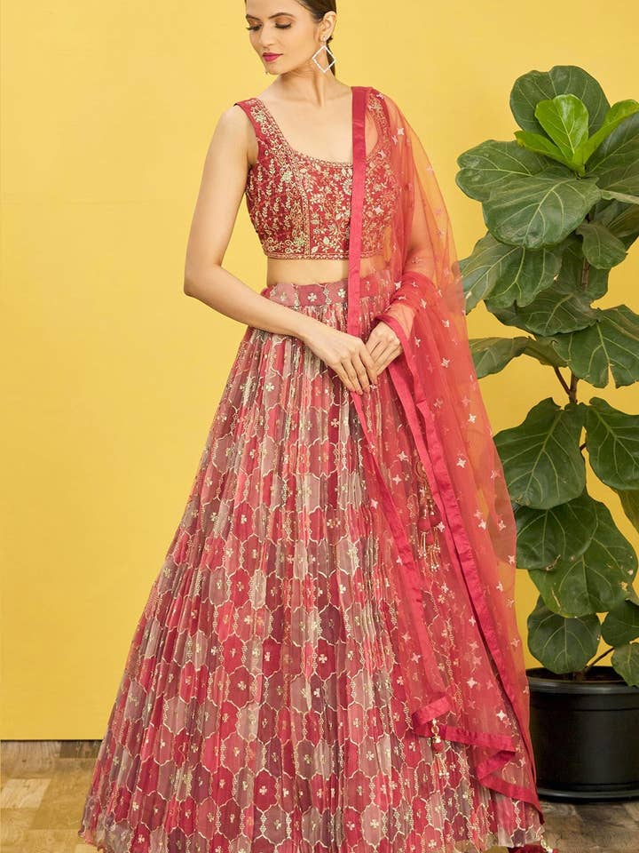 Lehenga Choli in Seta Slub Marrone per Matrimonio e Festival Indiano e Pakistano - Ricamo con Paillettes e Filo, Lavoro Zari, Lavoro di Stampa, Lavoro con Specchi Veri per la vendita all'ingrosso da parte di HATKE BRIDE