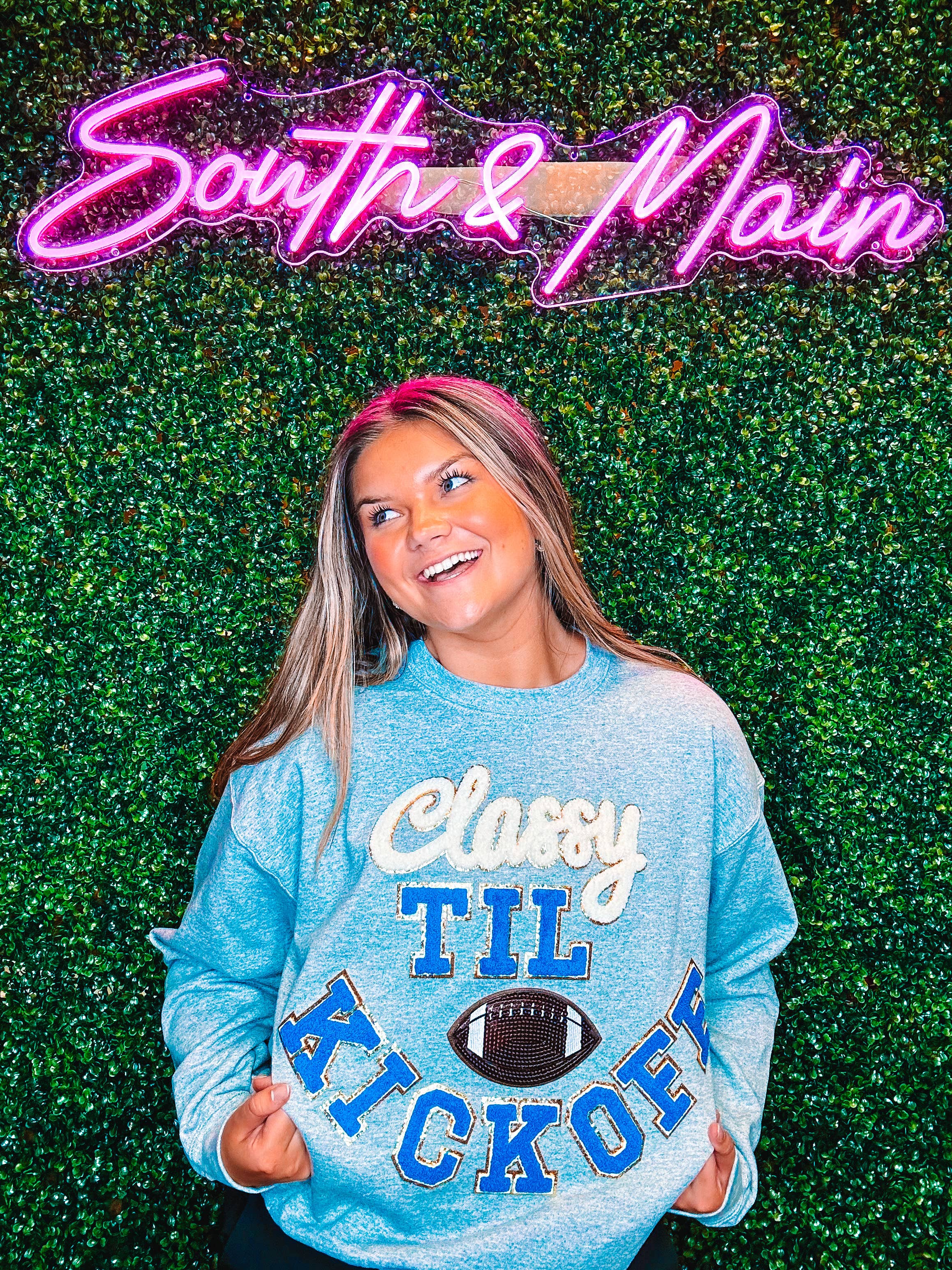 South & Main Boutique – Engroshandel Grafisk Sweatshirt - Dame – Kongeblå Classy til Kickoff Chenille Sweatshirt1