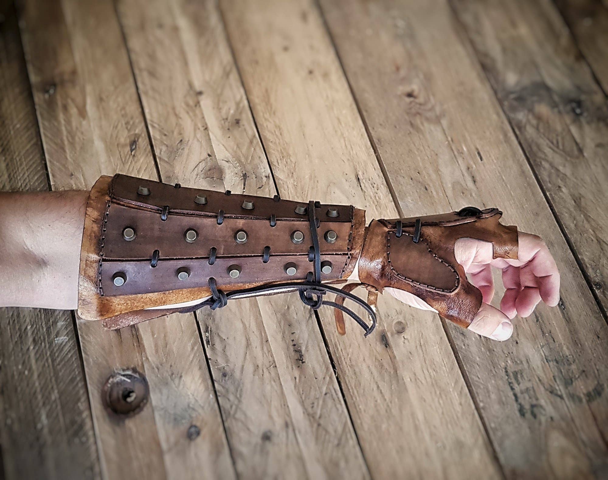 Outcast Props – Großhandel Kostüm – Herren – Samurai Lederarmschützer1