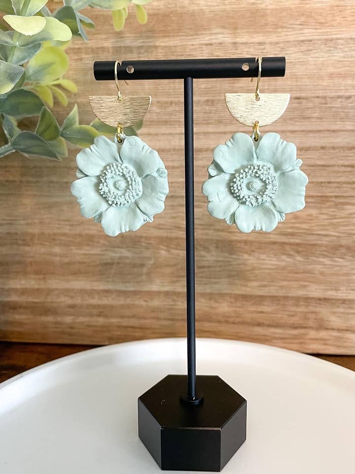 Poppy Dangles | Salbei | Lehm-Ohrringe für den Großhandel von Finley River | Trendy Polymer Clay Earrings | Hypoallergenic