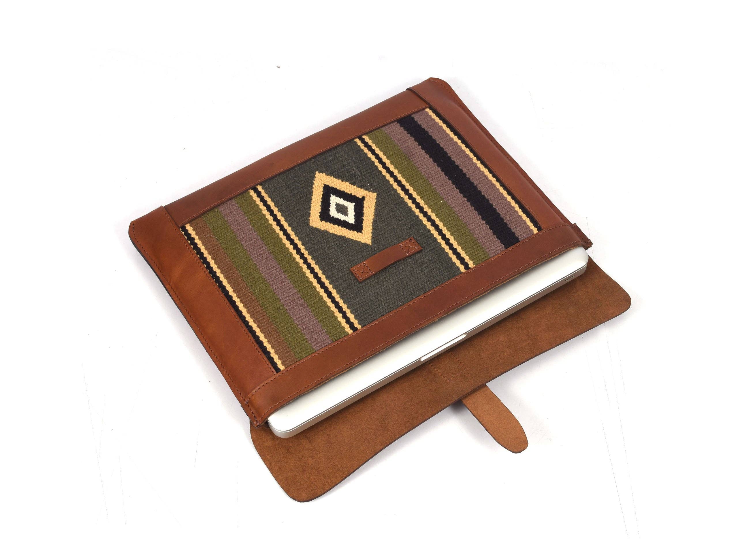 TLG Canada - Venta al por mayor Funda de portátil/tableta - Mujer - Funda de Cuero Vintage Bohemia para MacBook Caramelo Marrón1