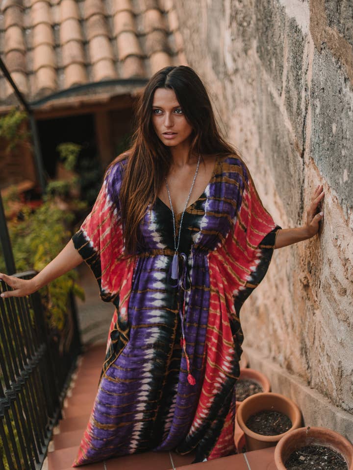 Nuria Tie Dye Kaftan, lang sommerkjole, boho-stil, strandfrakke for engroshandel hos Miss Kitsch