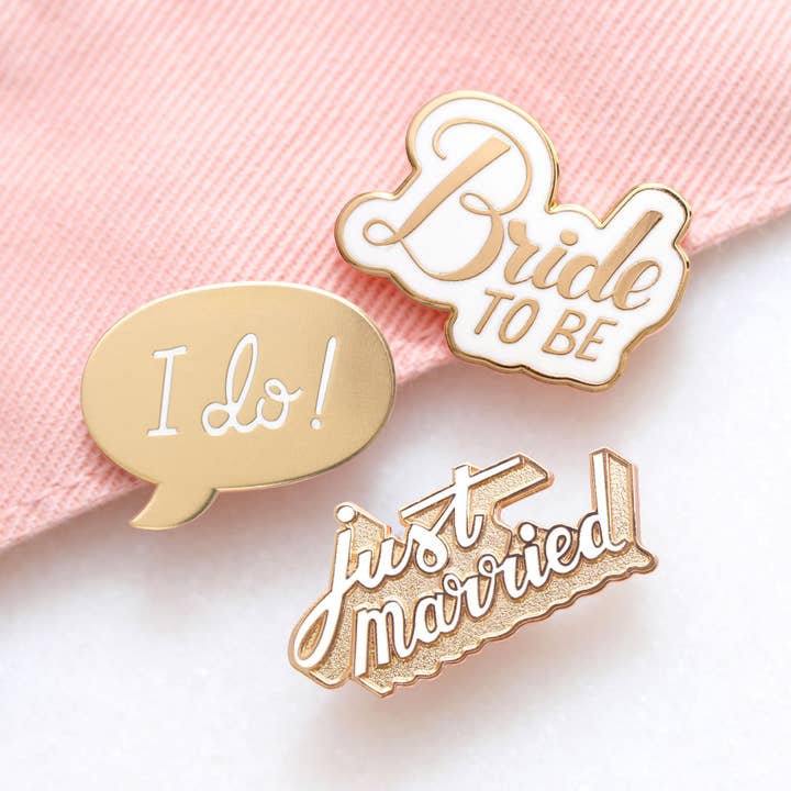 Set de alfileres esmaltados para bodas y otras tendencias de Resultados para alfileres boda al por mayor. Devoluciones gratuitas y condiciones de pago a 60 días en Faire en Faire.