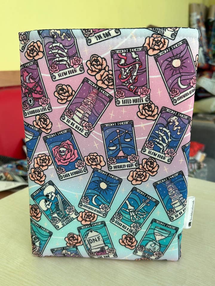 Pastel tarot clichés littéraires housse de livre en tissu littéraire couverture de livre pochette de livre cadeau pour rat de bibliothèque meilleur ami de livre pochette de livre avec fermeture éclair vendue séparément pour la vente par Bookbestiesuk
