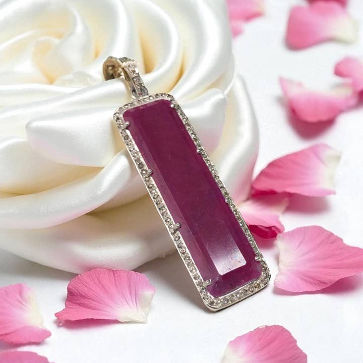 Ciondolo in Rubino Naturale e Diamante, Ciondolo a Barra in Argento con Gemme e Pavé di Diamanti, Ciondolo di Cristallo per la Guarigione Spirituale, Gioielli Chakra, Pietra Portafortuna di Luglio per la vendita all'ingrosso da parte di Akstar Gems