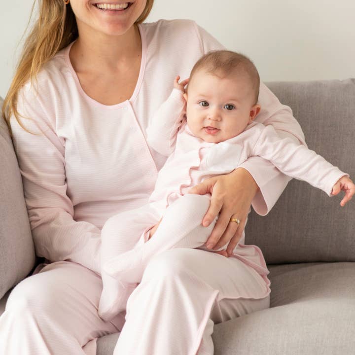Ensemble cadeau pyjama maman et bébé à rayures roses (pyjama d’allaitement + combinaison pieds) pour la vente par Pim Baby