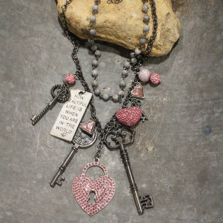 Collier Charmé Enchaîné d'Amour pour la vente par The Primitive Peddler, Inc.