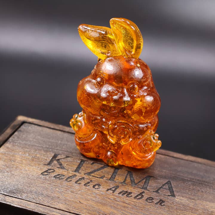 Tillverkad i USA — påskhare i baltisk bärnsten, presentfigur — handgjord påskdekoration av KIZIMA för wholesale av KIZIMA