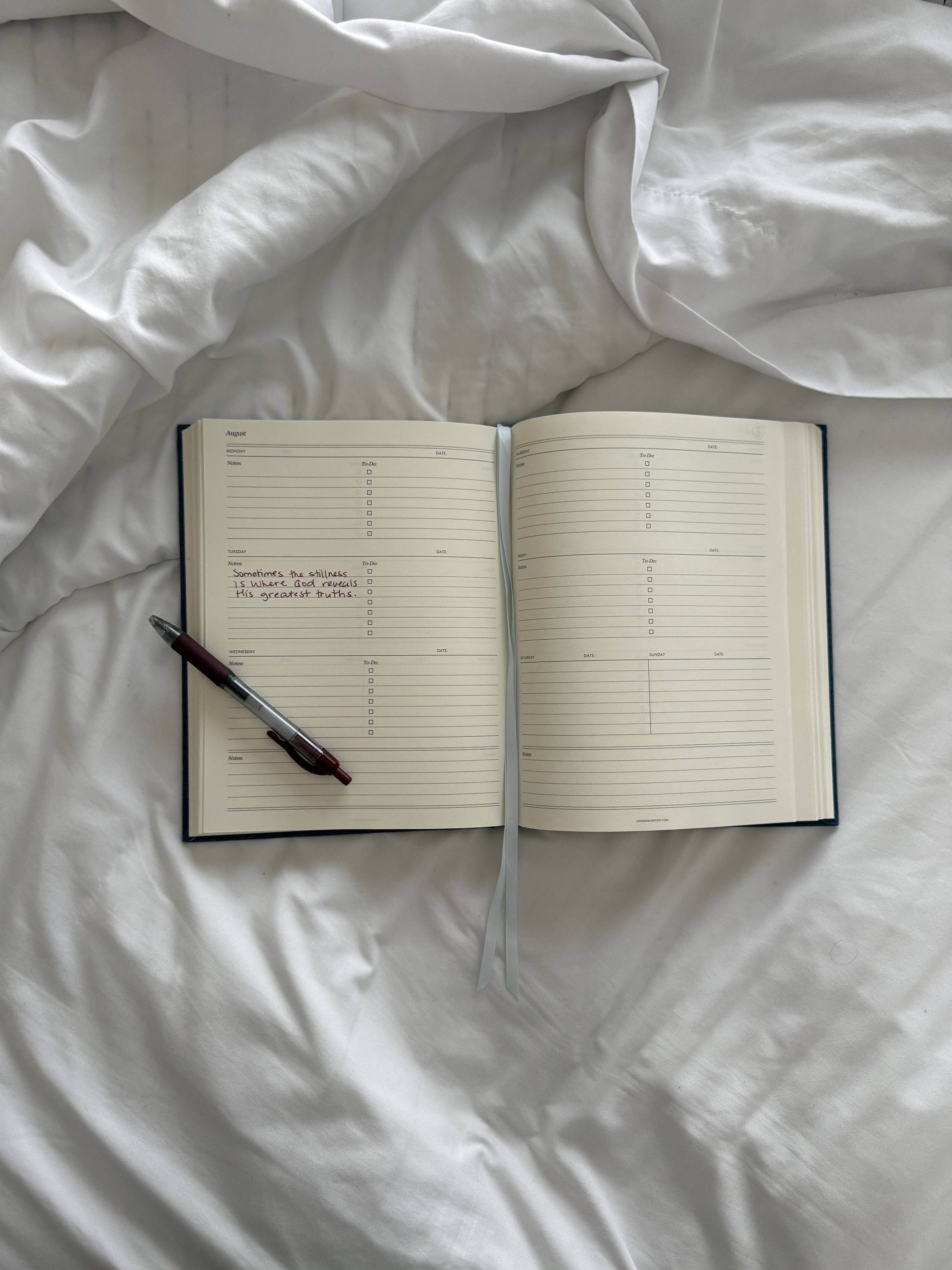 Living In Light – Agenda por atacado – Agenda Cristã Moderna Sem Data – Estudo Bíblico, Anotações de Sermões, Pedidos de Oração, Definição de Metas, Finanças e Mais | Capas em Couro Greige, Couro Marfim e Jeans2