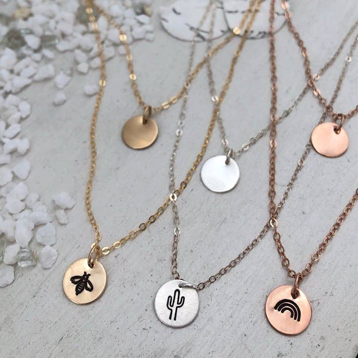 Kleine Id mehrlagige Symbol Halskette für den Großhandel von Isabelle Grace Jewelry