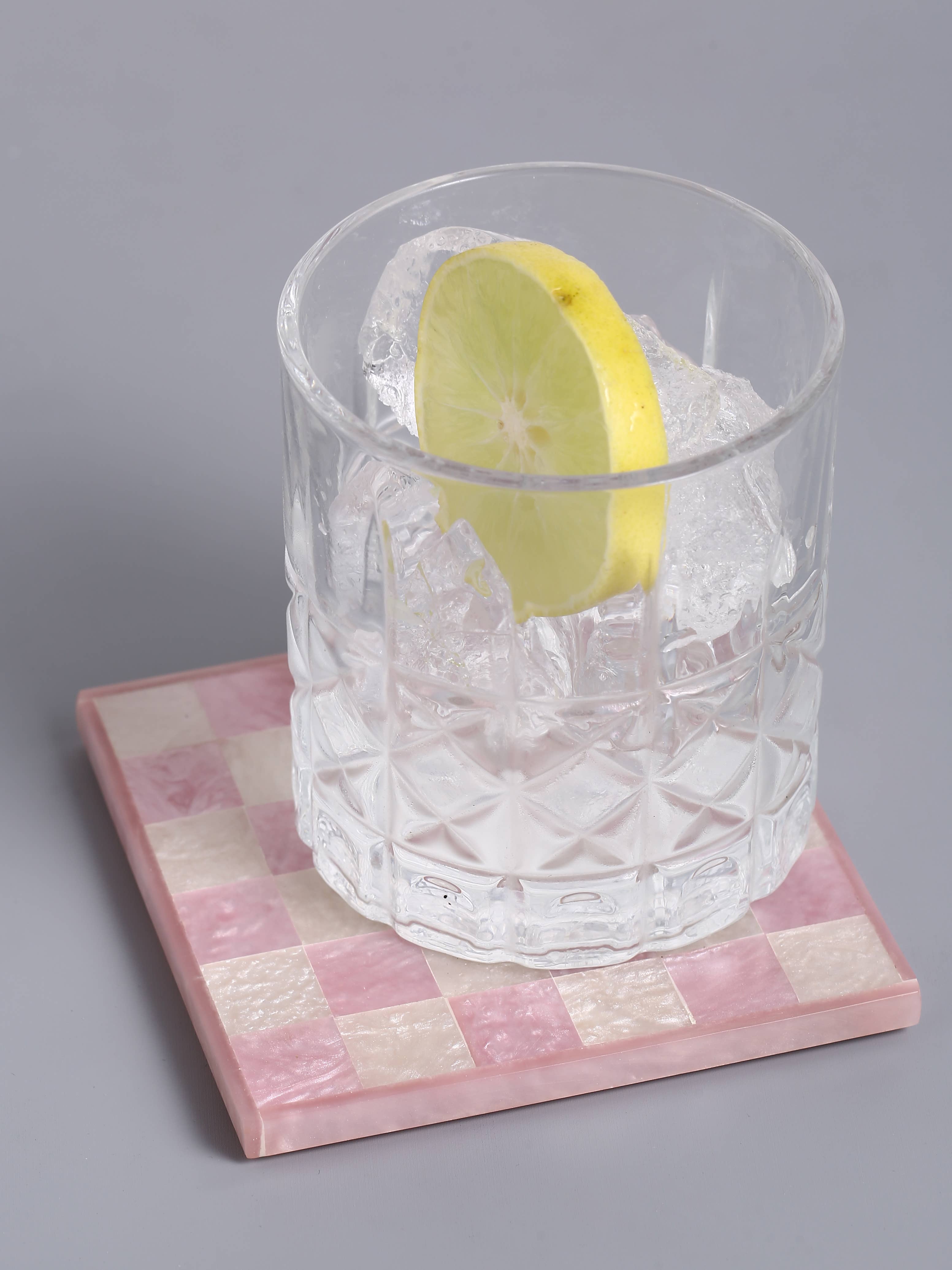 Tiramisu – Base de copos por atacado – Conjunto de 4 descansos de copos rosa xadrez em resina3