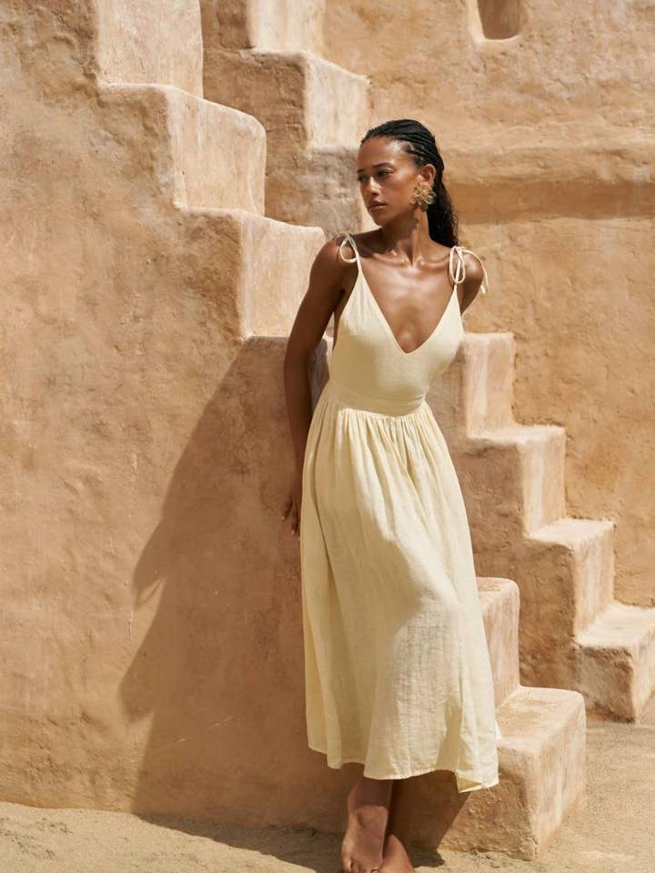 Robe midi en lin beige avec bretelles à nouer pour la vente par DesignofBoho