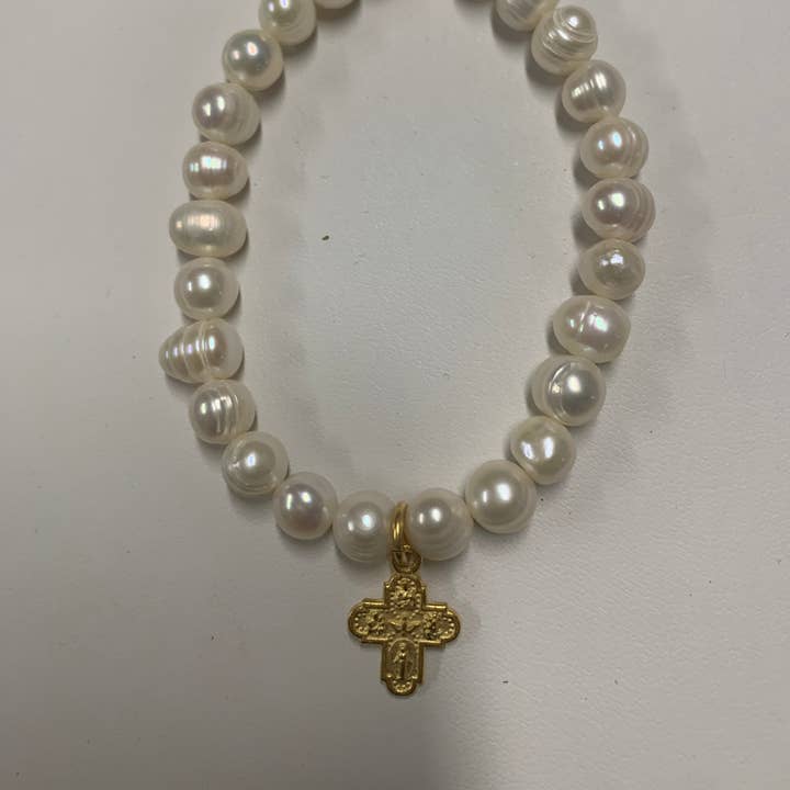 Weisinger Designs - Wholesale Beaded Bracelet - BR206 PEARL BRACELET WITH TINY 4WAY CROSS MEDAL
