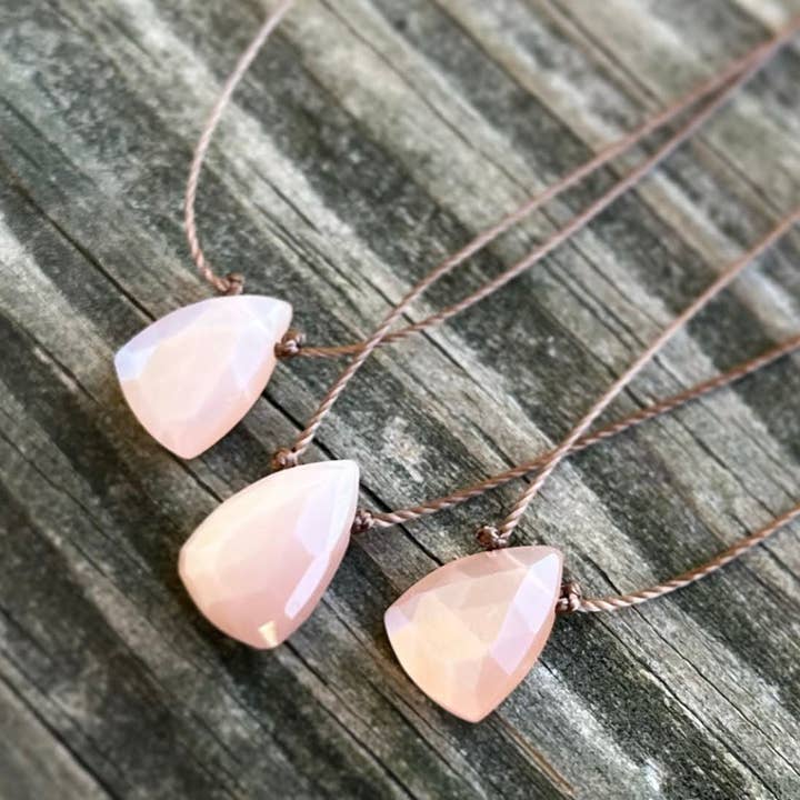 Collana in corda Trillion sfaccettata in pietra di luna color pesca per la vendita all'ingrosso da parte di Merelani Designs