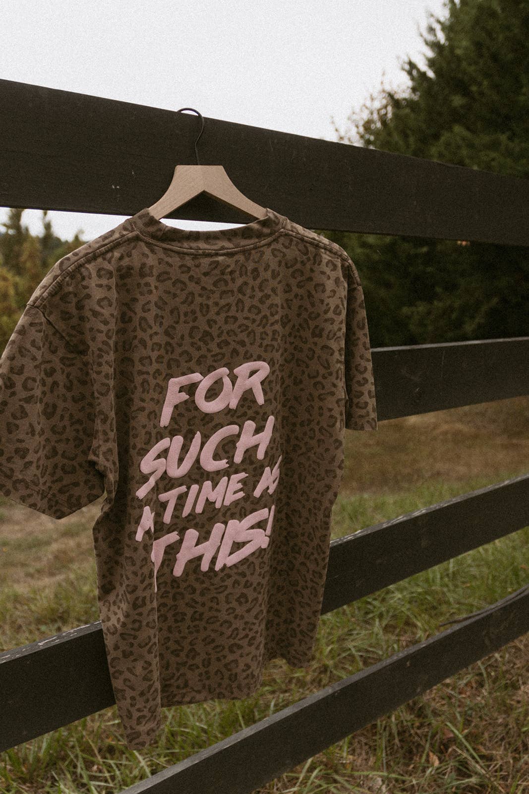 Little & Brave – Engroshandel T-shirt med print - Dame – Gud gjorde mig til mor for en tid som denne – Oversize T-shirt1