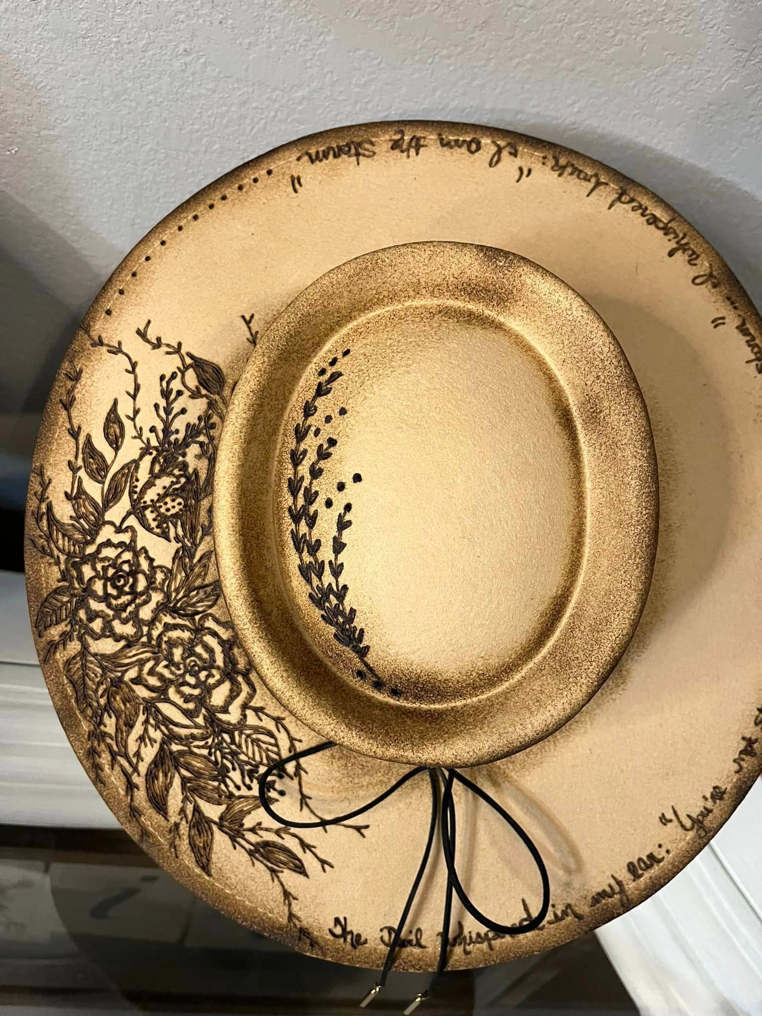 Feathered Gypsy Custom Hats and Boutique - Vente Chapeau de cowboy – femme - Chapeau personnalisé « I Am the Storm »1