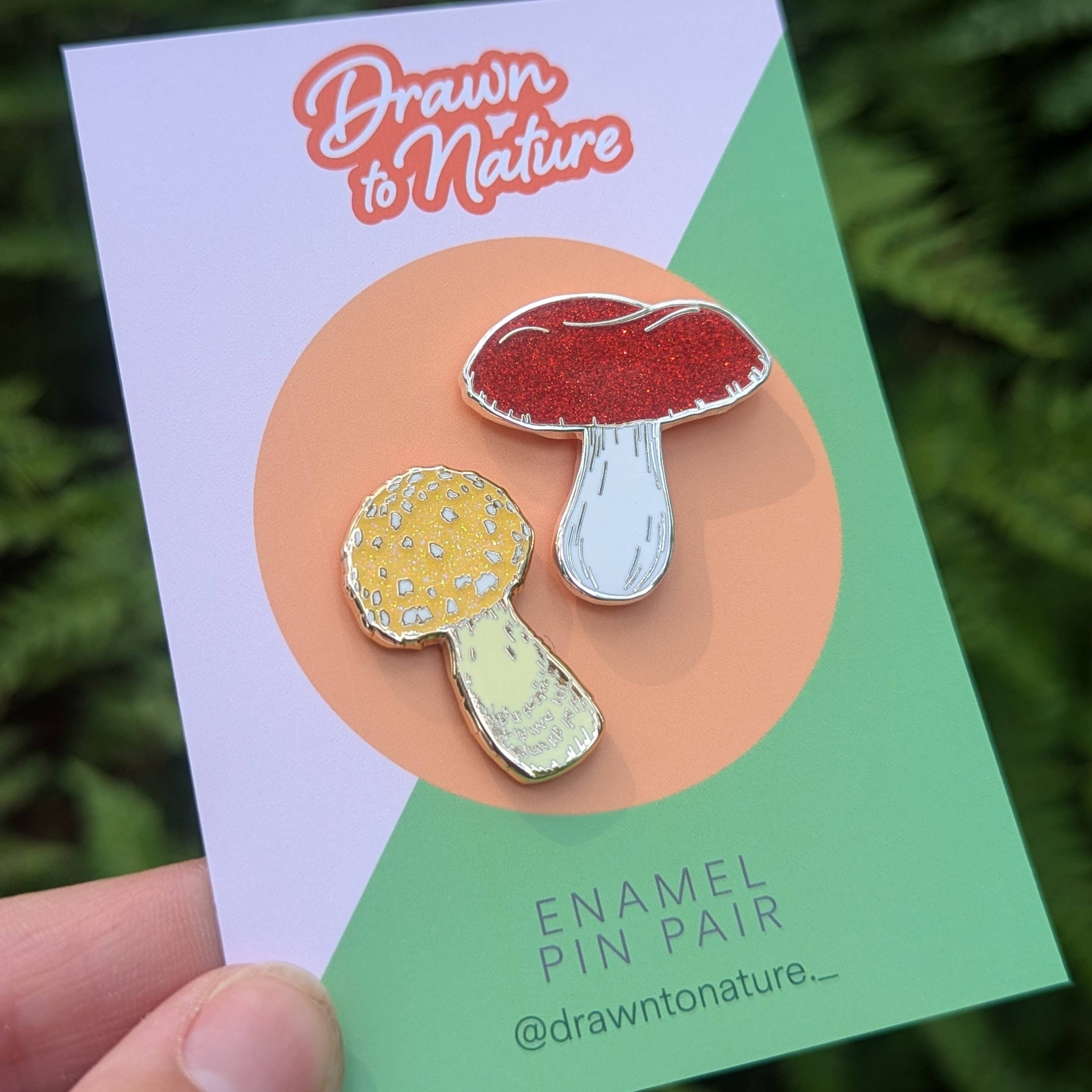 Drawn to Nature - Venta al por mayor Botón/prendedor - Pin en forma de hongo, broche esmaltado con purpurina, esmalte duro dorado2