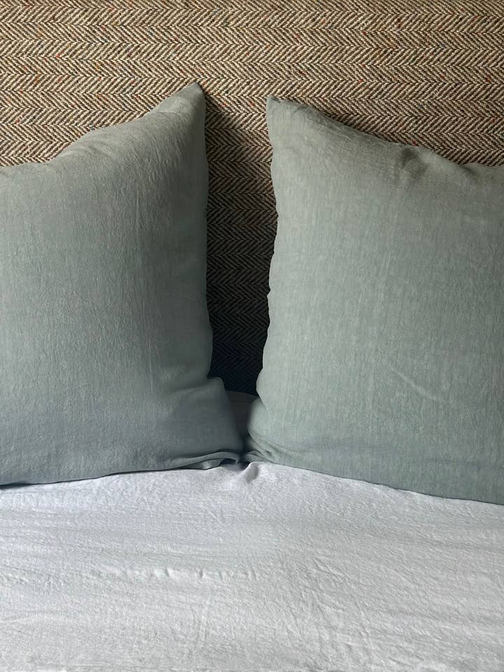 Geknitterter Leinenkissenbezug in Celadonblau für den Großhandel von la draperie francaise