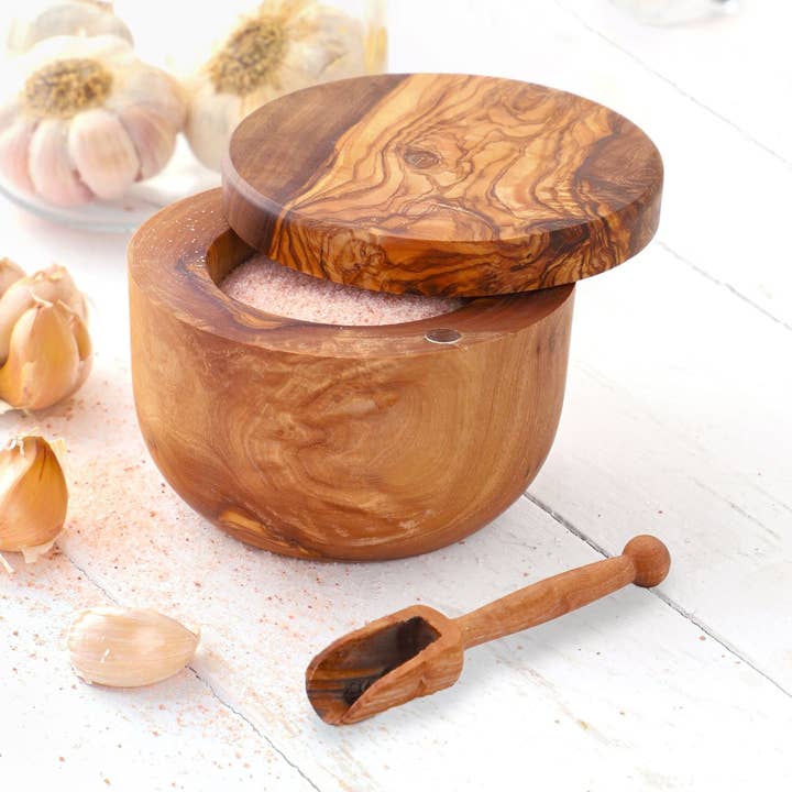 Houten zoutcontainer met magnetisch deksel & lepel – handgemaakt voor wholesale door Krafts GmbH Olive Wood