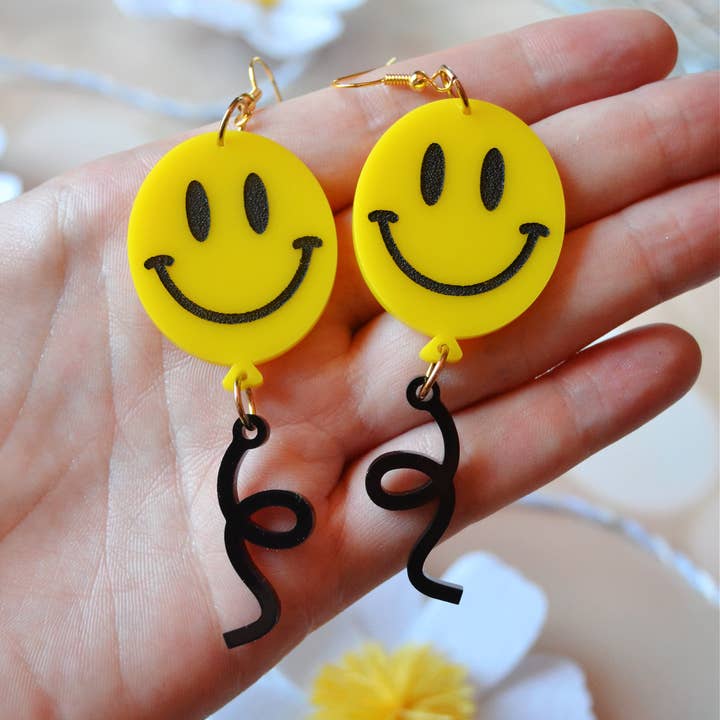 Rebel Disco Designs – Engroshandel Hængeøreringe og creoløreringe – Akryl Happy Smiley Face Balloon Statement Øreringe1
