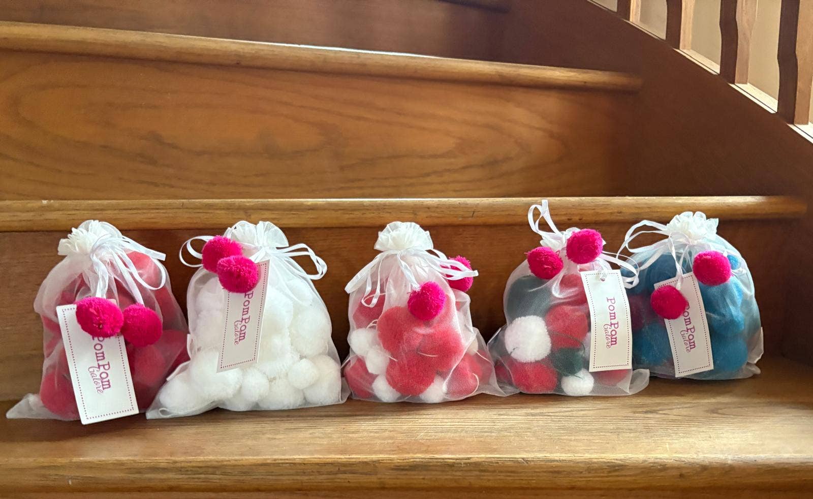 PomPom Galore – wholesale Christmas decoration – Christmas Red & White Pom Pom Garland4